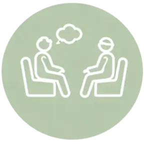 Ícone de terapeuta sentado conversando com um adolescente, com um balão de pensamento acima, dentro de um círculo verde suave.